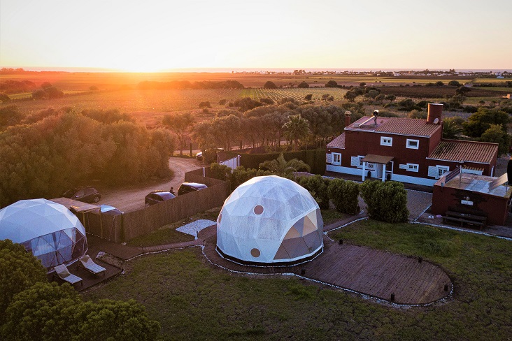 Luftaufnahme der Casa de Cuore mit Domes bei Sonnenuntergang