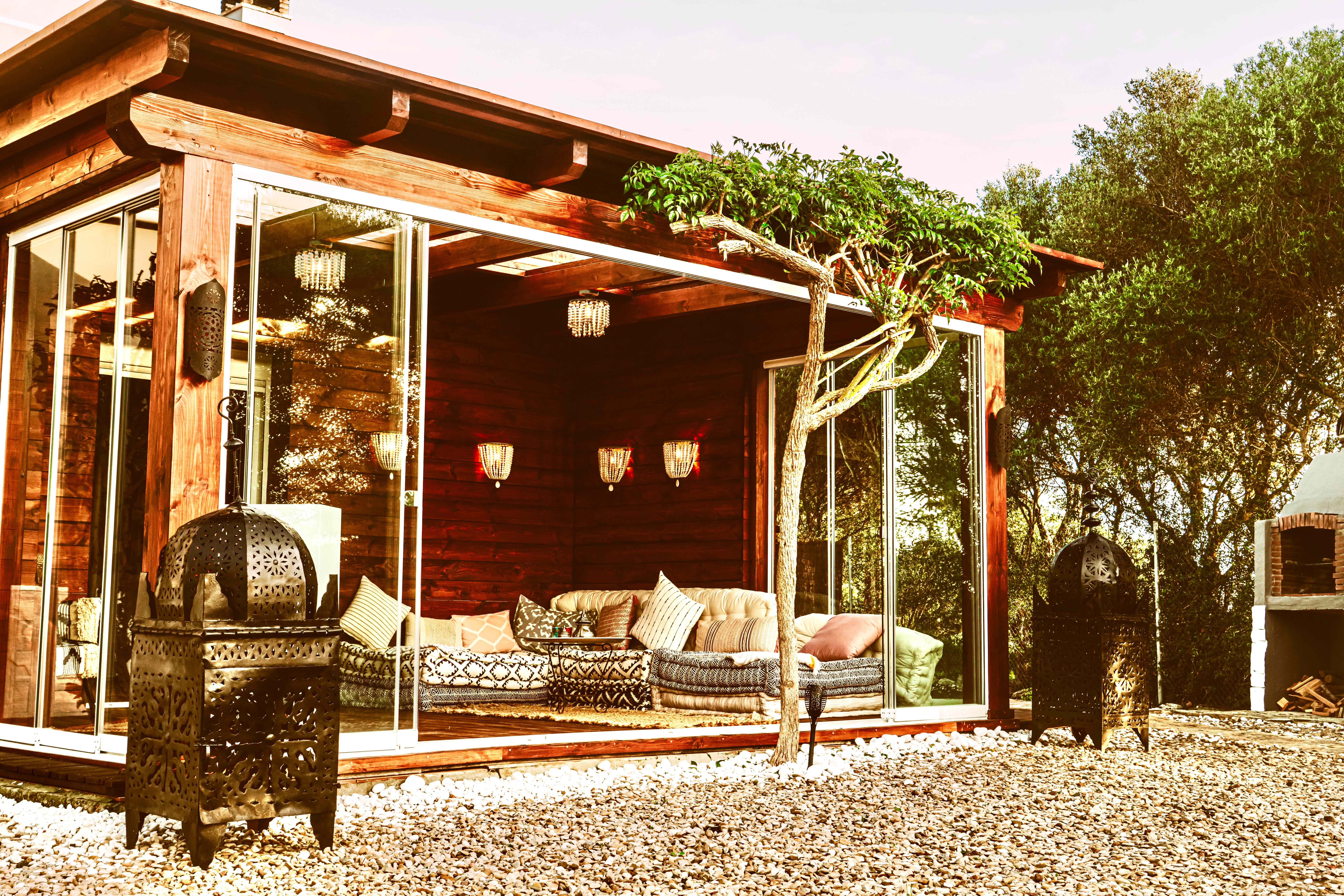 Gemütlicher Innenbereich des Glamping-Domes mit Sitzplatz und warmer Beleuchtung