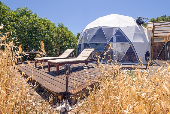 Geodesic Dome mit Sonnendeck und Liegen